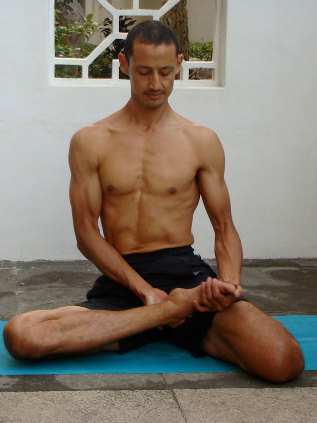 baradvajrasana, sage pose, preparation, placing foot in lotus