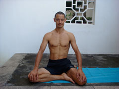easy bharadvajasana, hero pose variation, kneelng quadriceps stretch